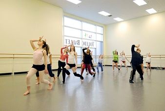 Toledo Ballet studio rehearsal photo credit Bruce Works